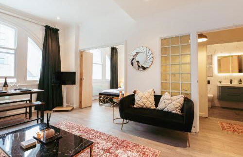 Central & Chic Flat-Sleeps 4-By FabAccommodation - Foto 13