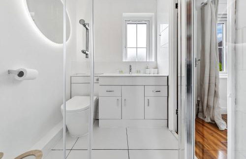 4 Bedroom House by Homestyles Hosts - Short Lets and Serviced Accommodation Islington - Private En-Suite - Foto 27