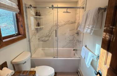 Hot Tub & Firepit Near Ski Resorts & Cozy Modern Cabin - Foto 13