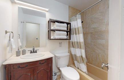 Enchanting Upper Unit with City Charm - Foto 27