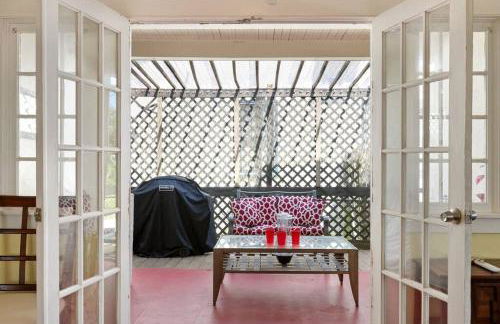 Beautiful Home Steps from the beach + Side Porch - Foto 5