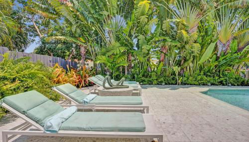 New! Waterfront Heated Pool, Fishing Pier, Designer Touches, 2mi to Beach - Foto 3, Garden, sunbed, Garden view
