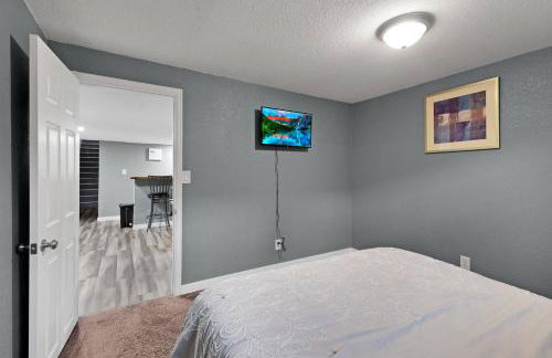 Arvada Retreat + 6 BD + Movie Theater - Photo 14