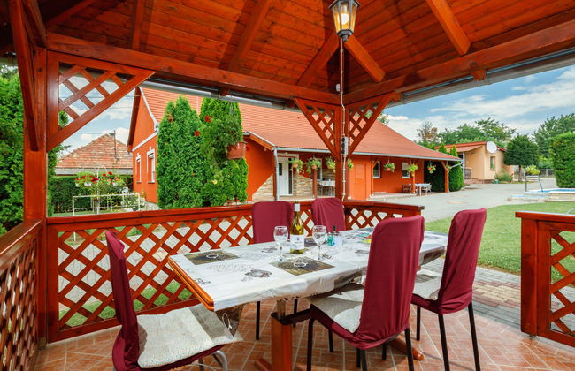 4 bedroom House in Balatonszárszó with private pool and garden - Photo 2