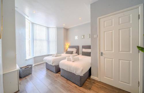 Stunning 1 Bedroom 4 Guest Flat by Anfield Stadium - Photo 4