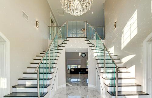 Expansive Riverside Mansion! Luxe, Family Friendly - Foto 15