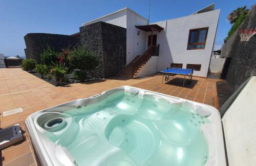 Lujosa Villa 4 hab Piscina, Jacuzzi y Vistas Mar - Photo 2