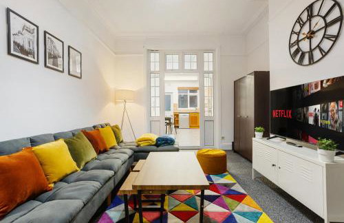 Central LDN 3-Bed Sleeps 8, Garden & Parking - Photo 1