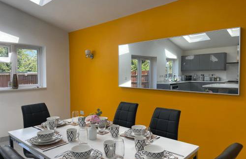 Luxurious Detached Holiday House Free Parking near Airport Town Centre Railway Station - Foto 8