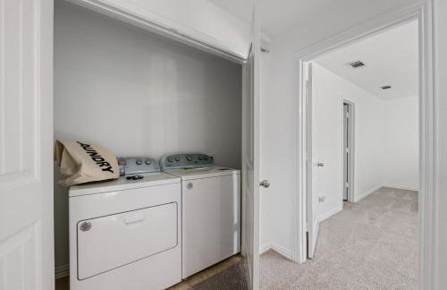 Tasteful 3BR I Free Parking I Workspace - Foto 14