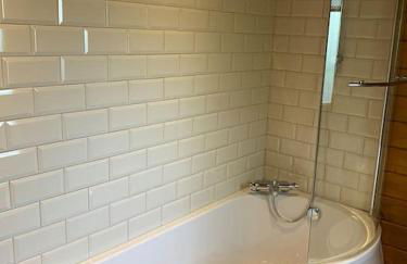 3 Bedroom Lodge Hotub pool in Horsley Surrey UK - Photo 49