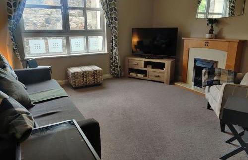 Next to the Palace and Royal Mile with parking - Photo 13