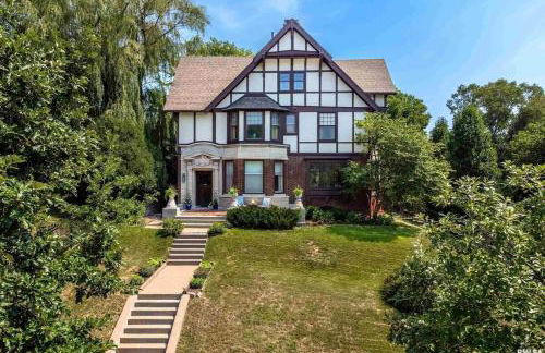 Historic Tudor with River Views & Fun Gaming Room - Foto 1