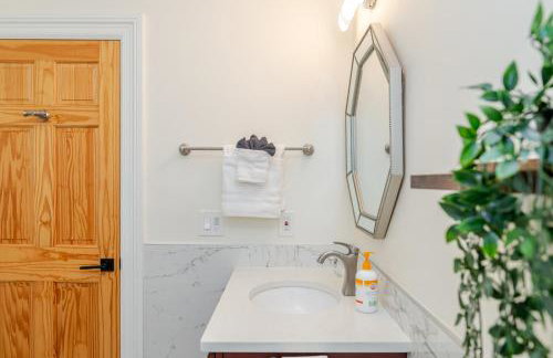 383 - 3BR Quincy - Chic House near Adams Park - Foto 44