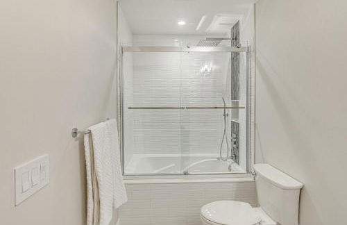 Marina and Pool Roomy Golf-View Home in Southport - Foto 28