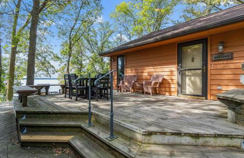 Sandy Beach Family Getaway with Fire Pit and Deck! - Foto 44