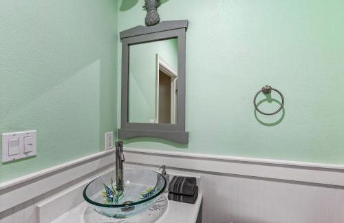 Beachfront Hideaway! Luxury Beachfront, SwimSpa, Game Room, Firepit by Bolivar Vacations - Foto 49