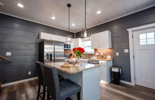 Romantic Cabin Retreat By Ghosal Luxury Lodging - Photo 9