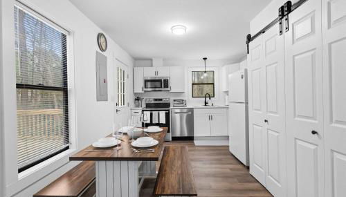 8 Minutes to UNC - Outdoor Deck - Washer and Dryer - Foto 5