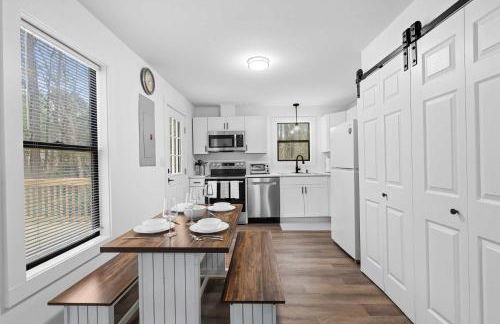 8 Minutes to UNC - Outdoor Deck - Washer and Dryer - Foto 5