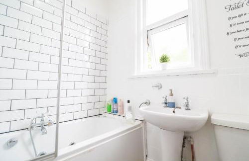 Spacious 4-Bed Home, Perfect Stay with Free WiFi - Foto 57