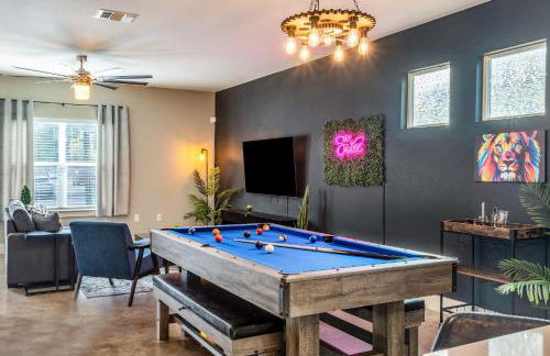 Upstay Entertainment Hub w Games & Outdoor Firepit - Foto 1