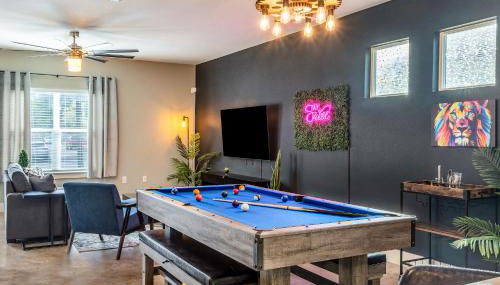 Upstay Entertainment Hub w Games & Outdoor Firepit - Foto 1, Game Room