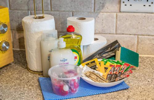 Charming House - Walking distance to Town Centre - Free Parking, Self-Check-In, Fast WiFi and Smart TV by Yoko Property - Photo 18