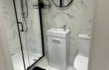 Perfect 1 Bed Apartment Sleeps 5 1 Kingsize bed 1 double Sofabed & Foldable Single bed Free Parking Wifi good transport network shopping Holiday Makers Families Contractors in North London - Photo 25