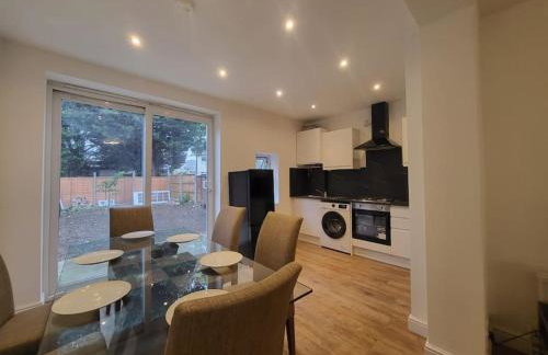 4 Bedroom House - Free Parking, Great access to London, Herts, Essex - Photo 11