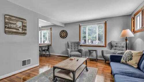 Gorgeous 2 Queen Bedroom Lower Apartment in North Buffalo with Free Driveway Parking - Foto 2