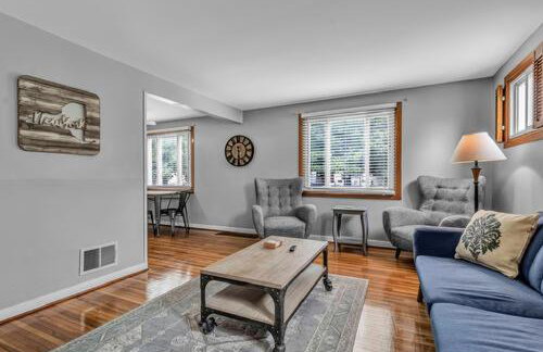 Gorgeous 2 Queen Bedroom Lower Apartment in North Buffalo with Free Driveway Parking - Foto 2