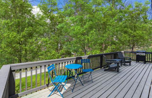 Hot Tub, Wraparound Deck, & WiFi at Chalet Cabin - Foto 2