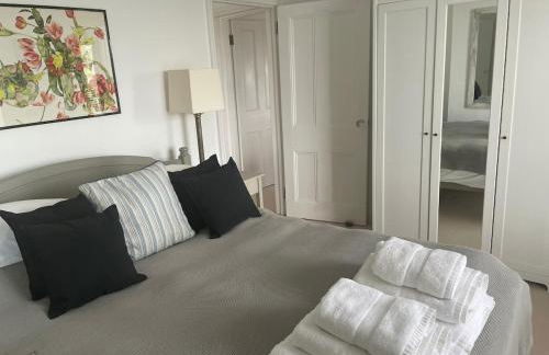 Elm Lodge charming with stunning coastal views! - Photo 11