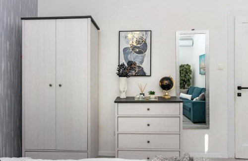 Spacious Apartment Center - Photo 32