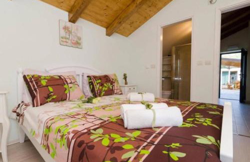 Breathtaking Scenic Villa with Pool - Photo 29