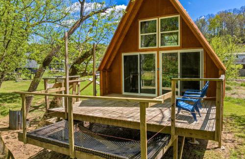 Creekside A-Frame Retreat with Treehouse Views, Hammock Lounge & Indoor-Outdoor Shower in New Port, Tennessee - Foto 1