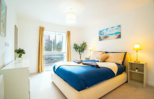 2 Bed Stylish Stay - By Holiday homes - Foto 11