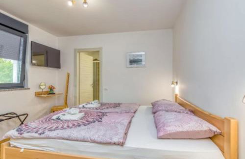 Four Bedroom Holiday House Mali Raj with Pool - Photo 15