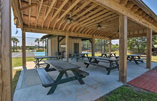 St Helena Island Retreat with Deck Walk to Beach - Foto 29