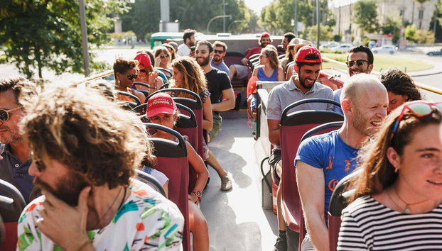 Autobús turístico de Riga - Foto 3, Disfrutando de las vistas de Riga desde el segundo nivel del bus
