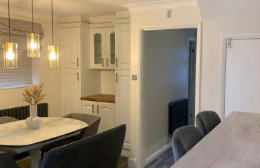 7 bed 3 bath M25 Long term Parking - Foto 10