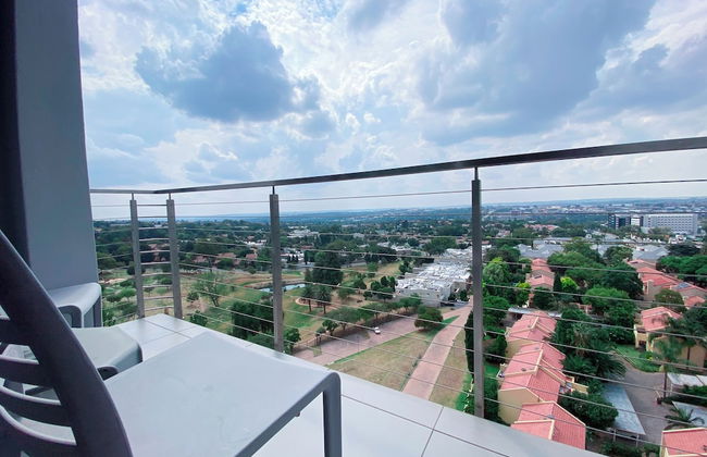 Sandtoncity-apartment-sleeps2-pool-parking - Photo 14