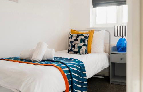 Spacious 5 Bedroom House Sleeps 9 with Parking - Foto 16