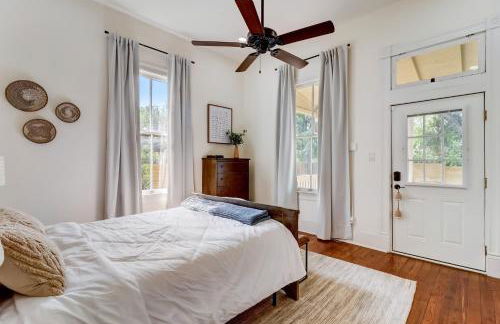 Downtown home with enclosed backyard, deck, streaming, washer/dryer, central AC - Foto 20