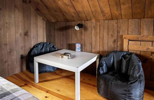 Vibrant Woodland Cabin Sanctuary near Great Cacapon River in West Virginia - Foto 28