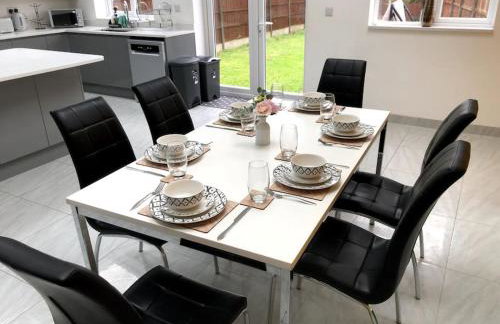 Luxurious Detached Holiday House Free Parking near Airport Town Centre Railway Station - Foto 16