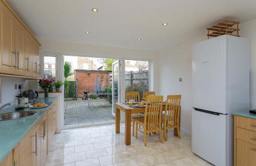 BEST PRICE! LARGE HOME - SMART TV - COMFY BEDS - GARDEN - 4 Single Beds or 2 Doubles! SLEEPS UP TO 4 GUESTS!! - Photo 9