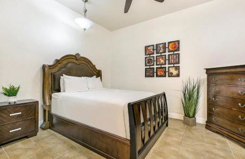 Modern 4BR City Condo 5min drive to FQ - Foto 8