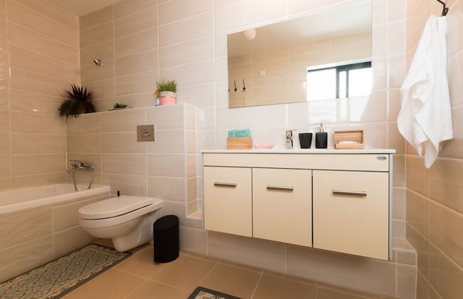 Artsy Modern Bright Apt in Bat Yam - Foto 24